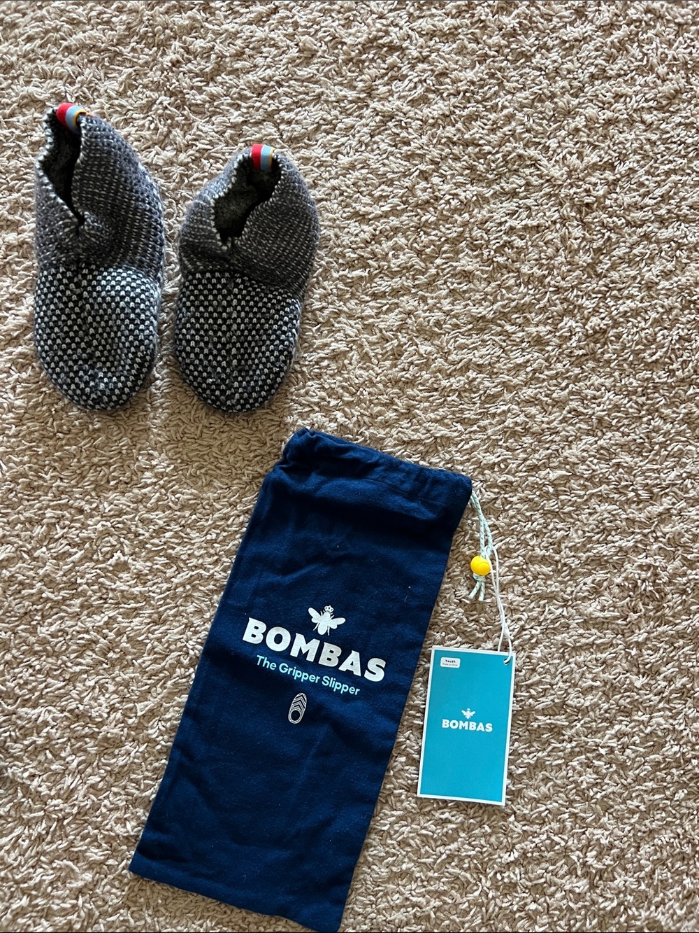 Bombas Men’s Gripper Slippers in Gray with Red Accent
